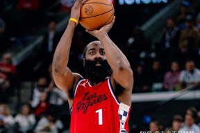 爱游戏 - 哈登巅峰对决，字母哥与50激战雄鹿分钟，出色防守胜负难料！