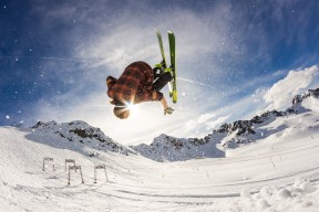 爱游戏官方网站 -塔图姆赛后谦逊发言登热搜，洛杉矶湖人爆冷曼联引发热议